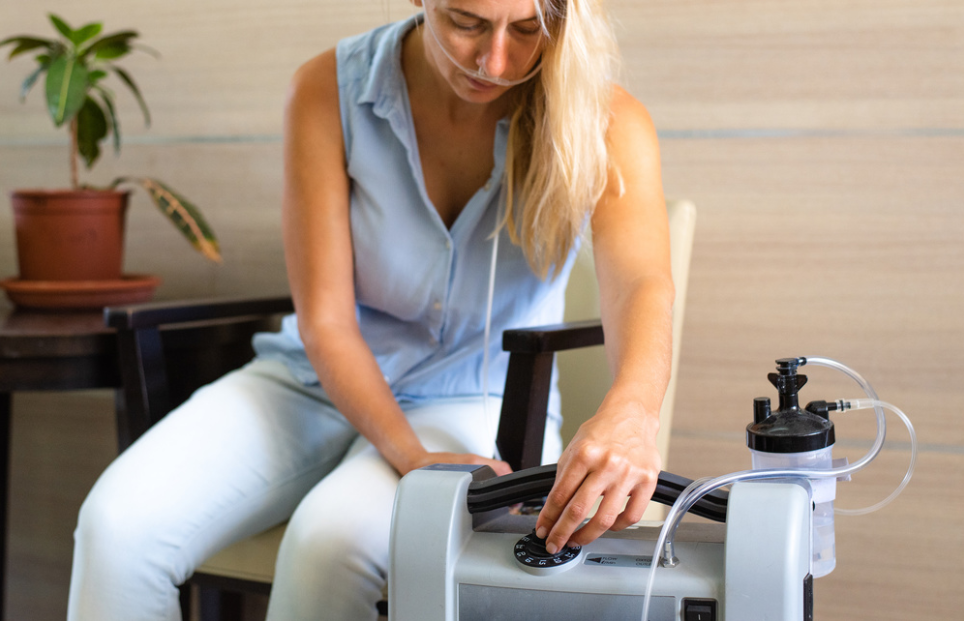 persona utilizando oxígeno